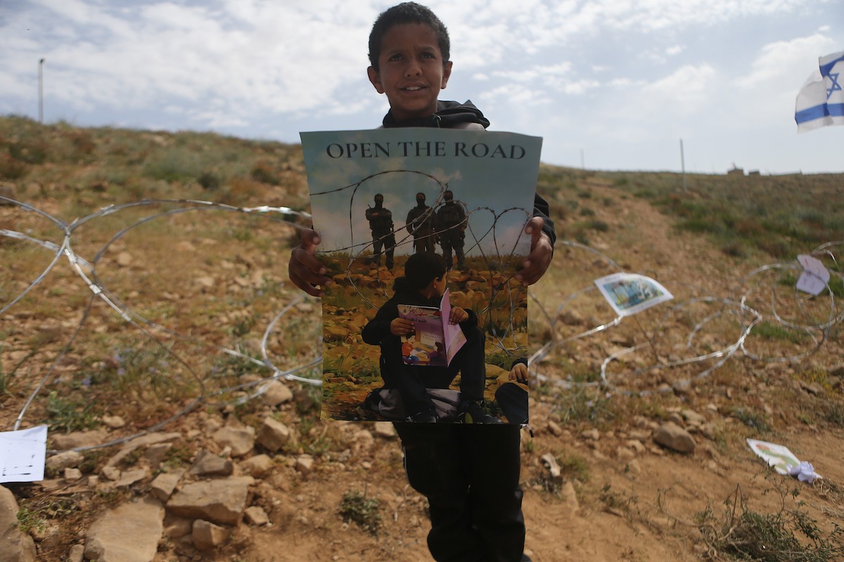 يواصل الطلاب الفلسطينيون اعتصامهم ودراستهم على جانب طريق أغلقه المستوطنون والقوات الإسرائيلية، في قرية أم الخير بمسافر يطا، قضاء الخليل جنوب الضفة الغربية. 26 أبريل/نيسان 2026،(صورة: مأمون وزواز)