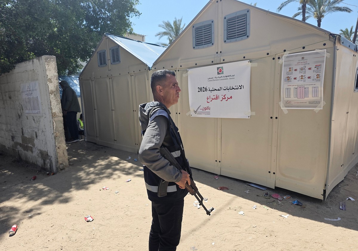 قوات من الشرطة الفلسطينية وعناصر الأمن الخاص تشارك في تأمين الانتخابات البلدية في دير البلح، وسط قطاع غزة، في 25 أبريل/نيسان 2026. وتُعدّ هذه الانتخابات الأولى التي تُجرى في غزة منذ أكثر من 20 عاماً، والأولى في الضفة الغربية منذ اندلاع الحرب. (صورة: طارق محمد)