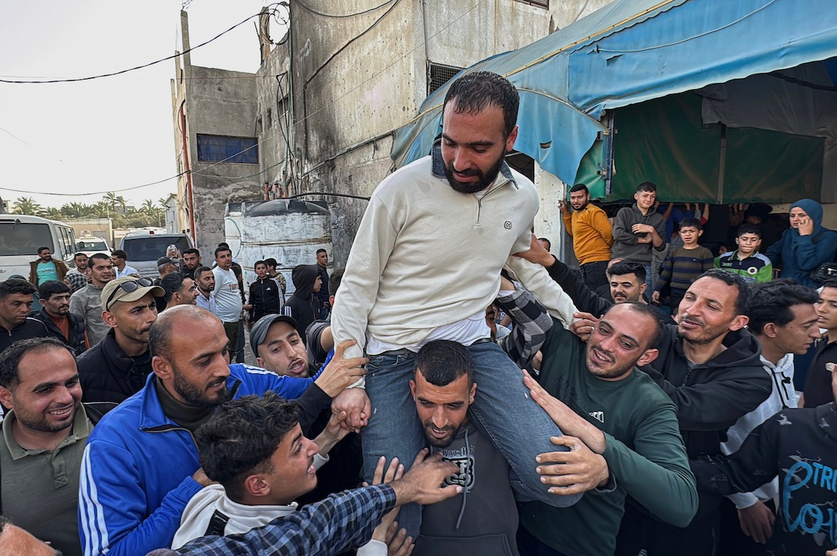 نُقل 24 أسيرًا فلسطينيًا أفرجت عنهم القوات الإسرائيلية إلى مستشفى شهداء الأقصى في دير البلح، وسط قطاع غزة، من قبل اللجنة الدولية للصليب الأحمر في 19 أبريل/نيسان 2026. (صورة: أحمد إبراهيم)