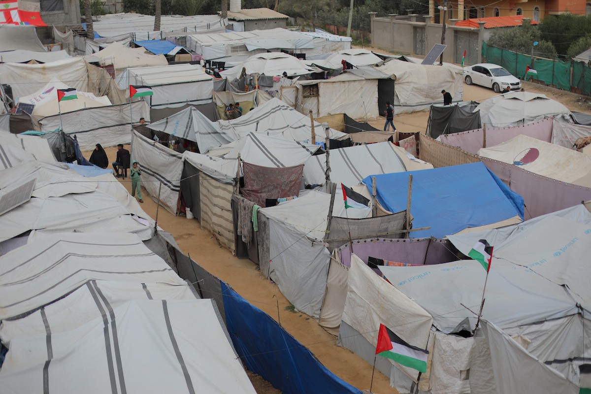 يشارك أطفال فلسطينيون في أنشطة ترفيهية ودعم نفسي اجتماعي في مخيم الزهور للنازحين في مخيم النصيرات للاجئين وسط قطاع غزة. 26 أبريل/نيسان 2026، (تصوير: حسن الجديدي)