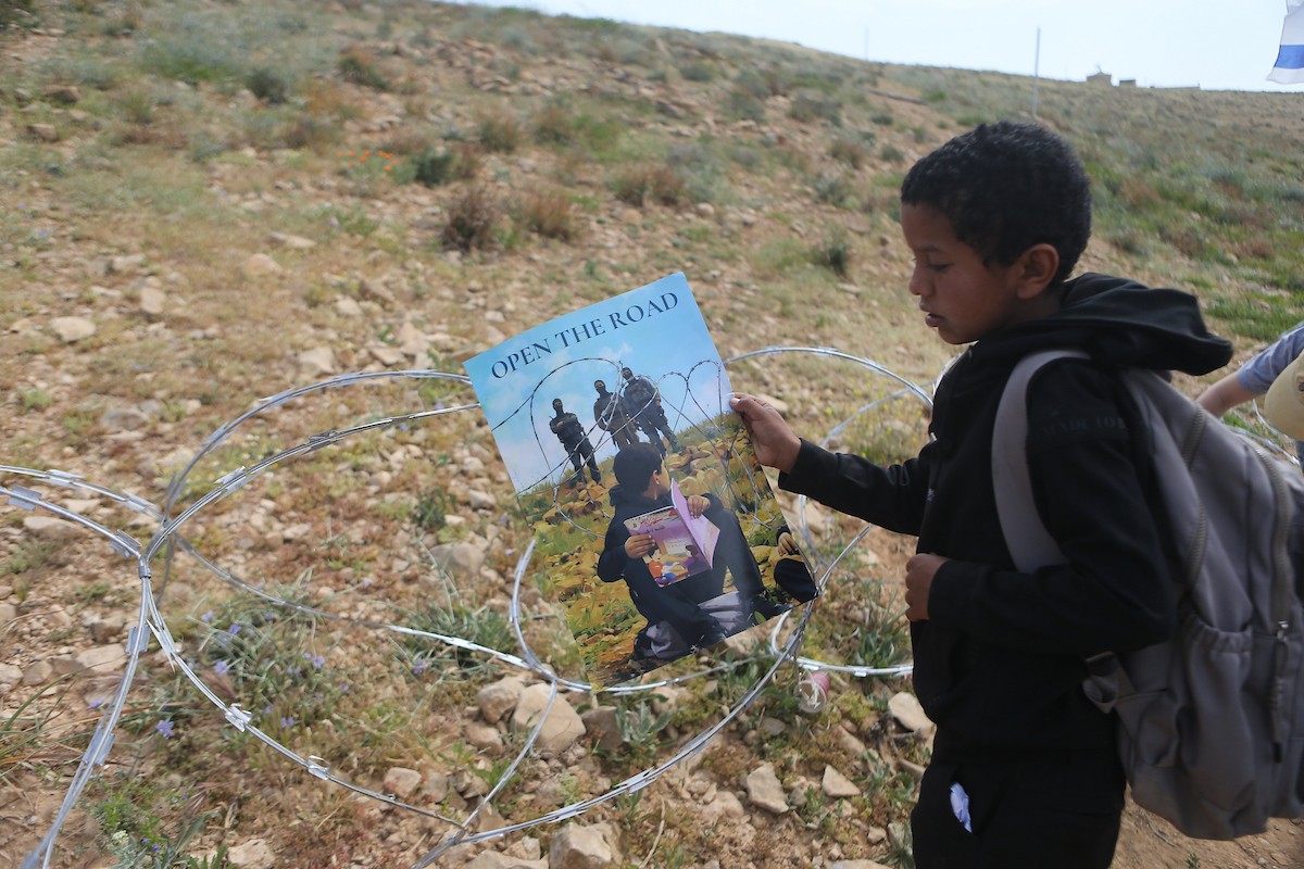 يواصل الطلاب الفلسطينيون اعتصامهم ودراستهم على جانب طريق أغلقه المستوطنون والقوات الإسرائيلية، في قرية أم الخير بمسافر يطا، قضاء الخليل جنوب الضفة الغربية. 26 أبريل/نيسان 2026،(صورة: مأمون وزواز)