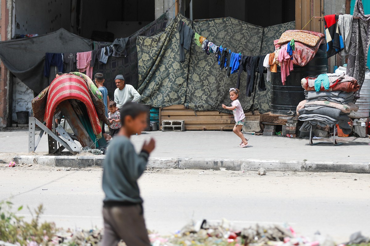 يعيش الفلسطينيون ظروفاً صعبة قرب الخط الأصفر شرق خان يونس، جنوب قطاع غزة، في 27 أبريل/نيسان 2026، حيث يواجهون إطلاق نار متكرر في منطقة تُعتبر خطرة، على طول خط حدودي أعادت القوات الإسرائيلية انتشارها فيه بموجب اتفاق وقف إطلاق النار. (صورة: رمزي أبو عامر)
