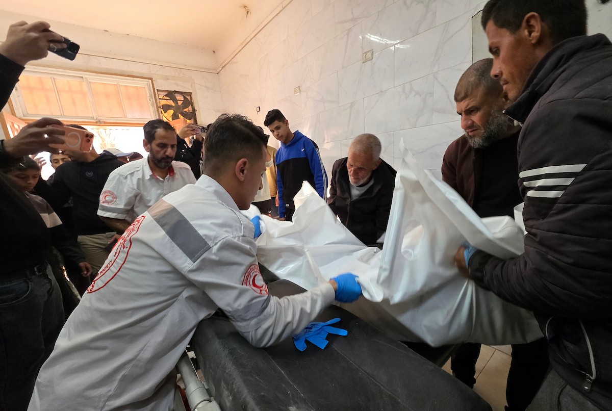 ودّع الفلسطينيون جثمان محمود إبراهيم البريم، الذي استشهد في غارات جوية إسرائيلية بطائرات مسيّرة قرب دوار أبو حامد، شرق خان يونس، جنوب قطاع غزة. 9 أبريل/نيسان 2026. تصوير: طارق محمد