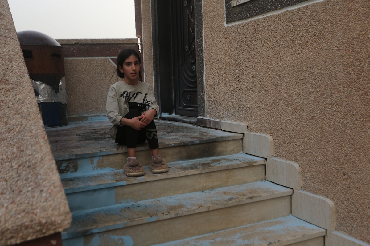 يقف فلسطينيون وسط آثار الدمار في قرية عورتا جنوب نابلس شمال الضفة الغربية، عقب هجوم نفذه مستوطنون إسرائيليون استهدف مركبات ومنازل المواطنين، مخلّفًا أضرارًا واسعة، وفق شهود عيان. 17 أبريل/نيسان 2026. تصوير: محمد ناصر.