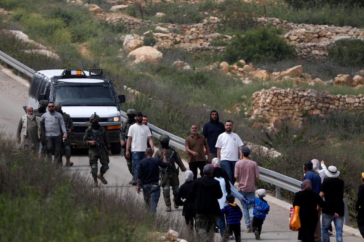 يحاول فلسطينيون الوصول إلى أراضيهم الزراعية في بلدة حلحول شمال الخليل جنوب الضفة الغربية، إلا أن الجيش الإسرائيلي يمنعهم من ذلك، وفق ما أفاد به شهود عيان،  17 أبريل/نيسان 2026. صورة: مأمون وزواز