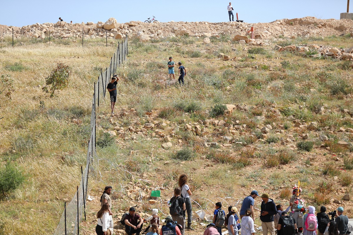 يواصل الطلاب الفلسطينيون اعتصامهم ودراستهم على جانب طريق أغلقه المستوطنون والقوات الإسرائيلية، في قرية أم الخير بمسافر يطا، قضاء الخليل جنوب الضفة الغربية. 26 أبريل/نيسان 2026،(صورة: مأمون وزواز)