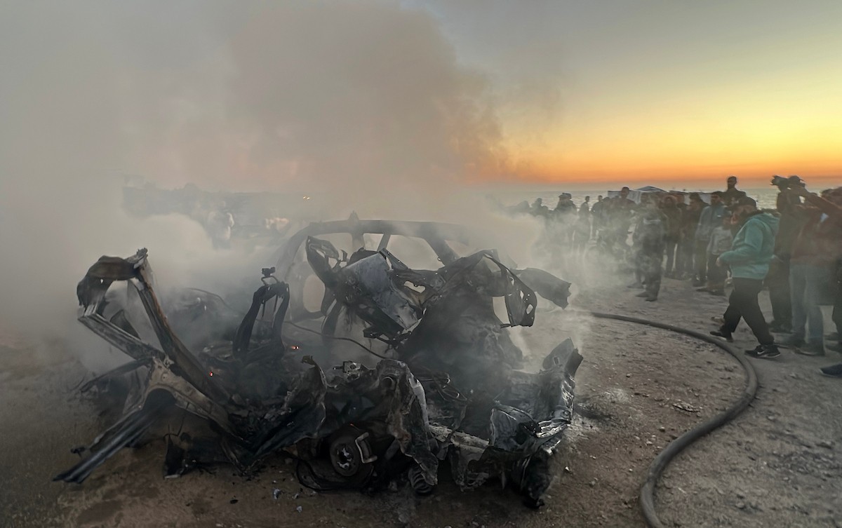 مركبة الزميل الصحفي الشهيد محمد وشاح، مراسل قناة الجزيرة مباشر بعد ان استهدفتها طائرة مسيّرة إسرائيلية غرب مدينة غزة  8 أبريل/نيسان 2026، (صورة: هادي داود )