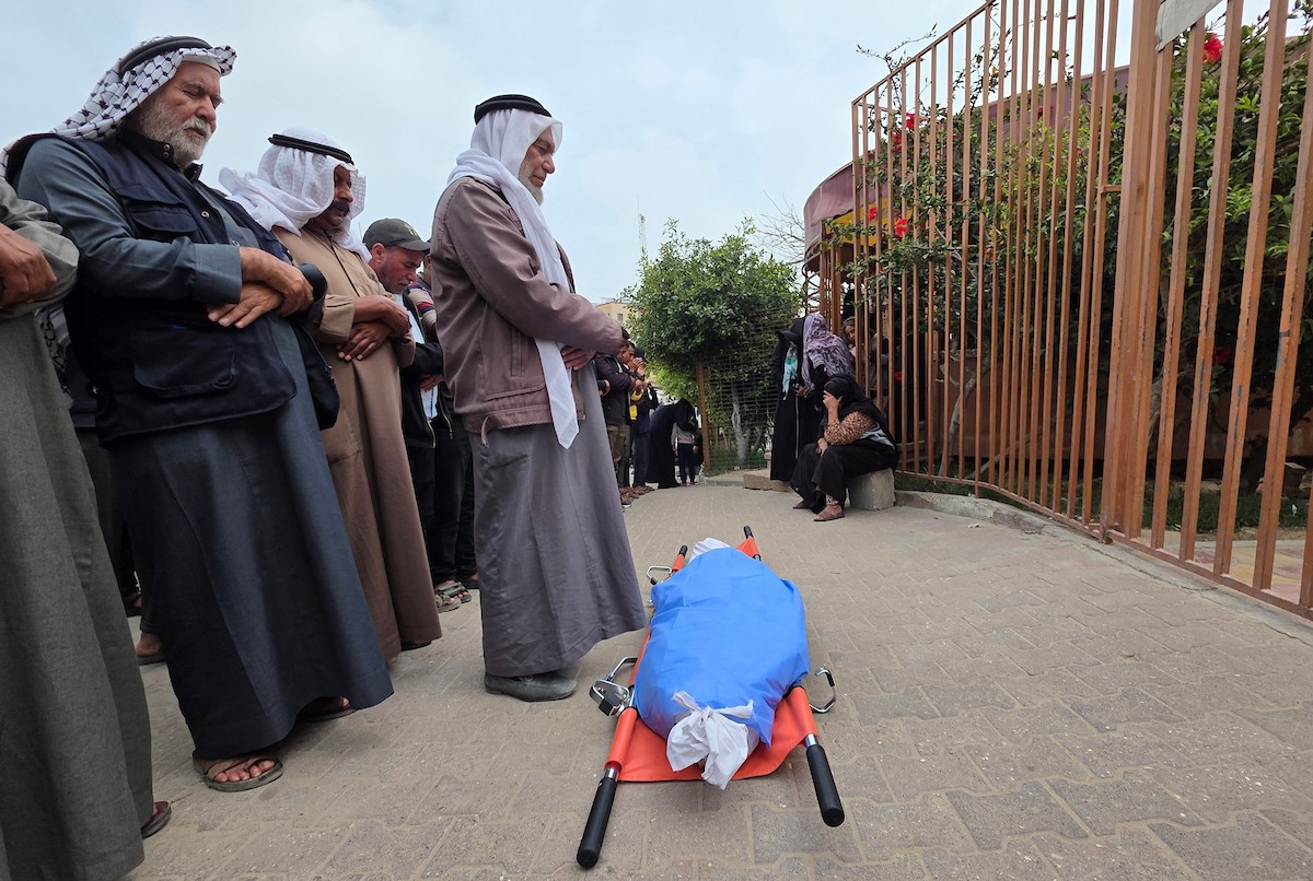 الفلسطينيون ينعون وفاة هدى العطار في مجمع ناصر الطبي، بعد استشهادها في غارة جوية إسرائيلية استهدفت خيمتها في منطقة المواصي، جنوب خان يونس، جنوب قطاع غزة. 26 أبريل/نيسان 2026. تصوير: طارق محمد