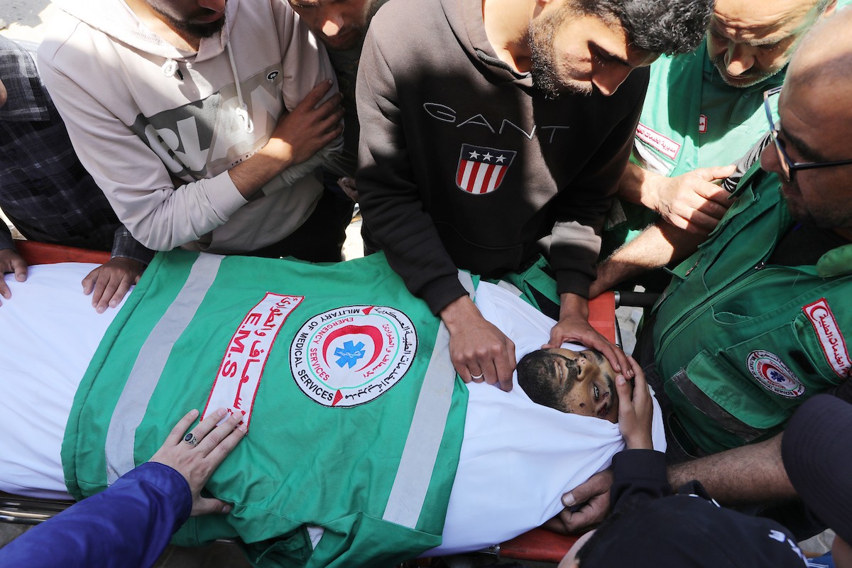 مشيعون فلسطينيون يودعون جثمان المسعف إبراهيم صقر خلال جنازته في مستشفى الشفاء بمدينة غزة في 29 أبريل/نيسان 2026. (صورة: بلال أسامة)