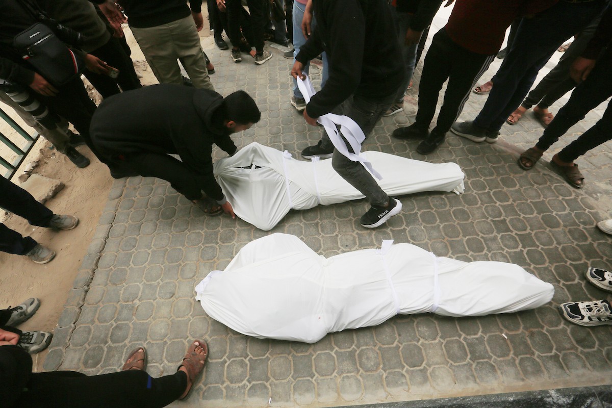 فلسطينيون ينوحون على جثامين مدنيين سقطوا في غارة إسرائيلية شمال قطاع غزة، خلال جنازة أقيمت في مستشفى الشفاء بمدينة غزة، في 26 أبريل/نيسان 2026. صورة: بلال أسامة