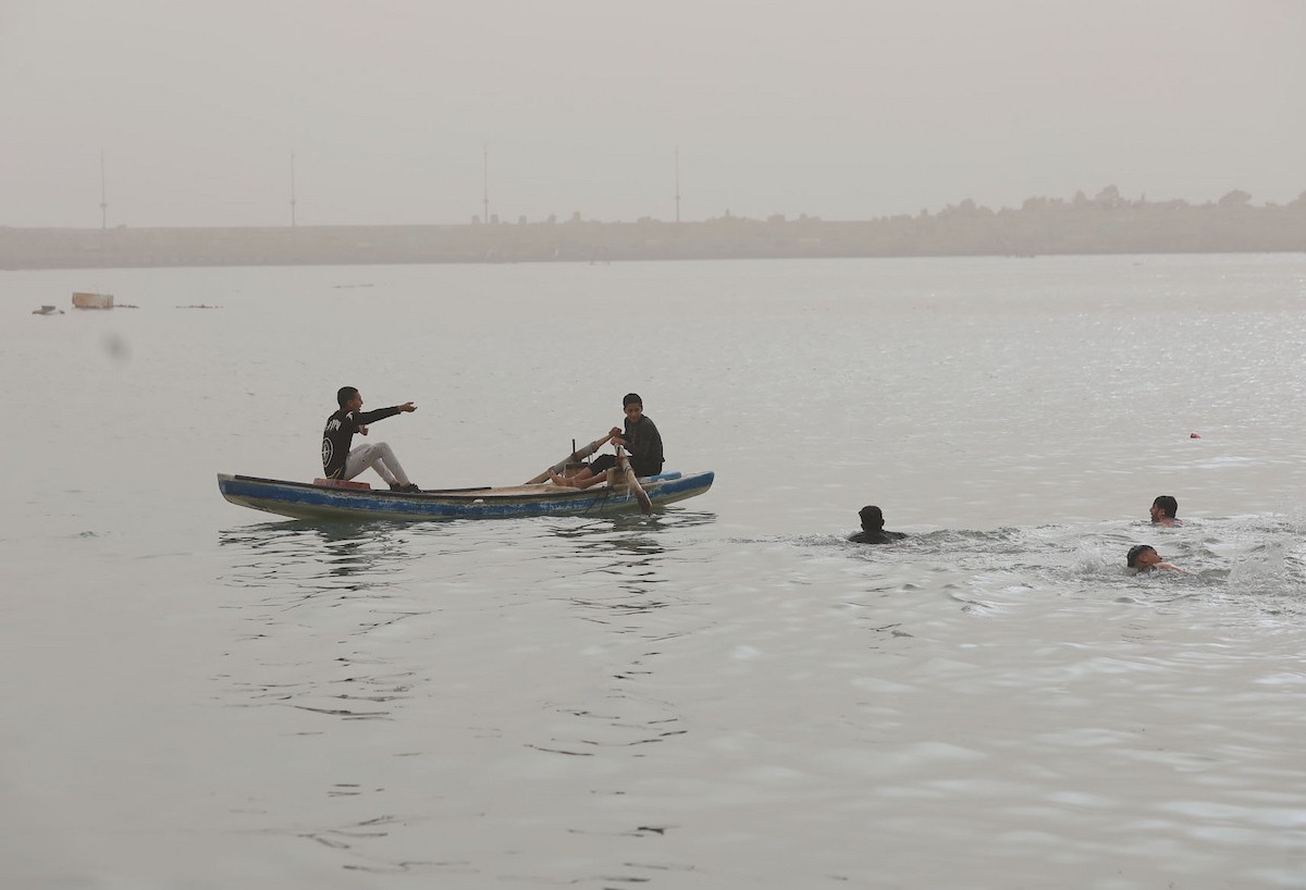 يقضي أطفال فلسطينيون أوقاتهم على شاطئ  غزة، باحثين عن ملاذ من حرارة الشمس وضغوط الحياة اليومية، في ظلّ الظروف الإنسانية المتردية التي يواجهها سكان القطاع جراء الحرب الدائرة، 17 أبريل/نيسان 2026. تصوير: بلال أسامة