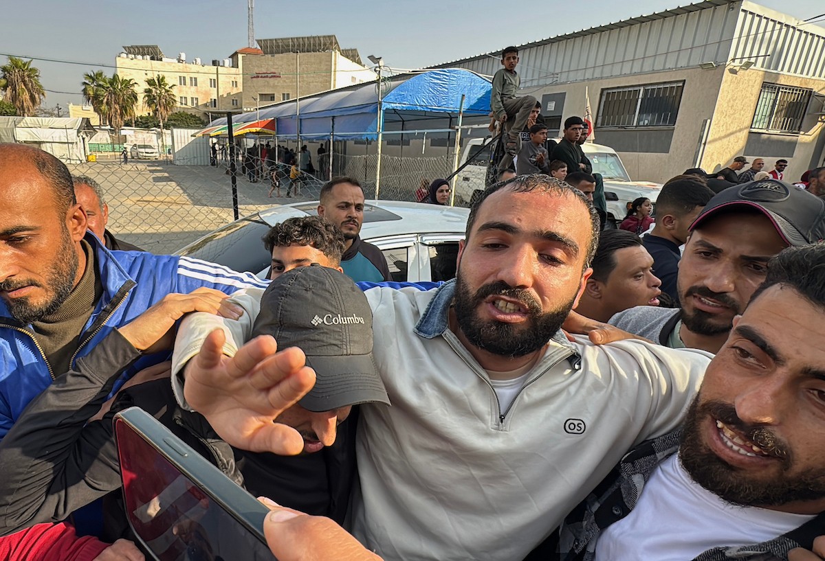 نُقل 24 أسيرًا فلسطينيًا أفرجت عنهم القوات الإسرائيلية إلى مستشفى شهداء الأقصى في دير البلح، وسط قطاع غزة، من قبل اللجنة الدولية للصليب الأحمر في 19 أبريل/نيسان 2026. (صورة: أحمد إبراهيم)