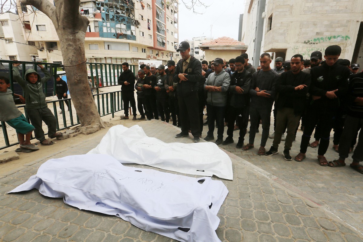 فلسطينيون ينوحون على جثامين مدنيين سقطوا في غارة إسرائيلية شمال قطاع غزة، خلال جنازة أقيمت في مستشفى الشفاء بمدينة غزة، في 26 أبريل/نيسان 2026. صورة: بلال أسامة