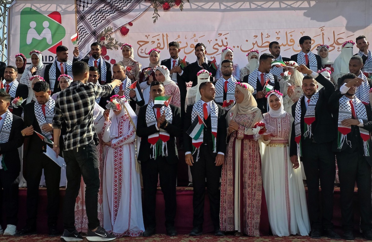 فلسطينيون يشاركون في حفل زفاف جماعي لخمسين عريساً فقدوا أفراداً من عائلاتهم خلال الحرب، ضمن مبادرة بعنوان أفراح رغم الجراح، في خان يونس، جنوب قطاع غزة. 26 أبريل/نيسان 2026، (تصوير: طارق محمد)