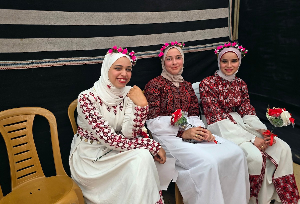 فلسطينيون يشاركون في حفل زفاف جماعي لخمسين عريساً فقدوا أفراداً من عائلاتهم خلال الحرب، ضمن مبادرة بعنوان أفراح رغم الجراح، في خان يونس، جنوب قطاع غزة. 26 أبريل/نيسان 2026، (تصوير: طارق محمد)