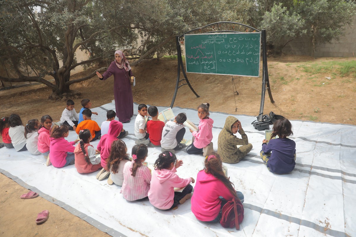 يشارك أطفال فلسطينيون في أنشطة ترفيهية ودعم نفسي اجتماعي في مخيم الزهور للنازحين في مخيم النصيرات للاجئين وسط قطاع غزة. 26 أبريل/نيسان 2026، (تصوير: حسن الجديدي)