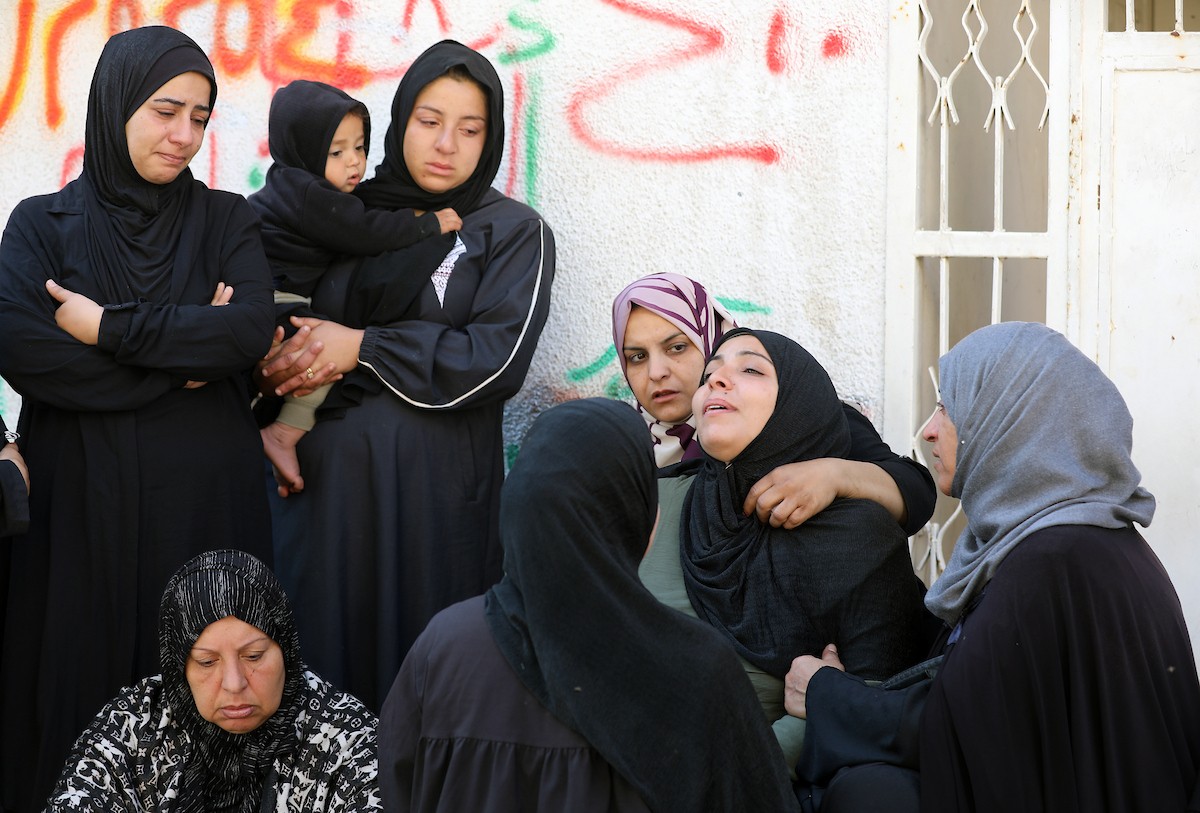 ودّع فلسطينيون جثامين 5 مواطنين بينهم 3 أطفال في مستشفى الشفاء بمدينة غزة، وكانوا قد سقطوا ليلة أمس في غارة إسرائيلية بمنطقة بيت لاهيا شمال قطاع غزة. 23 أبريل/نيسان 2026. صورة: بلال أسامة