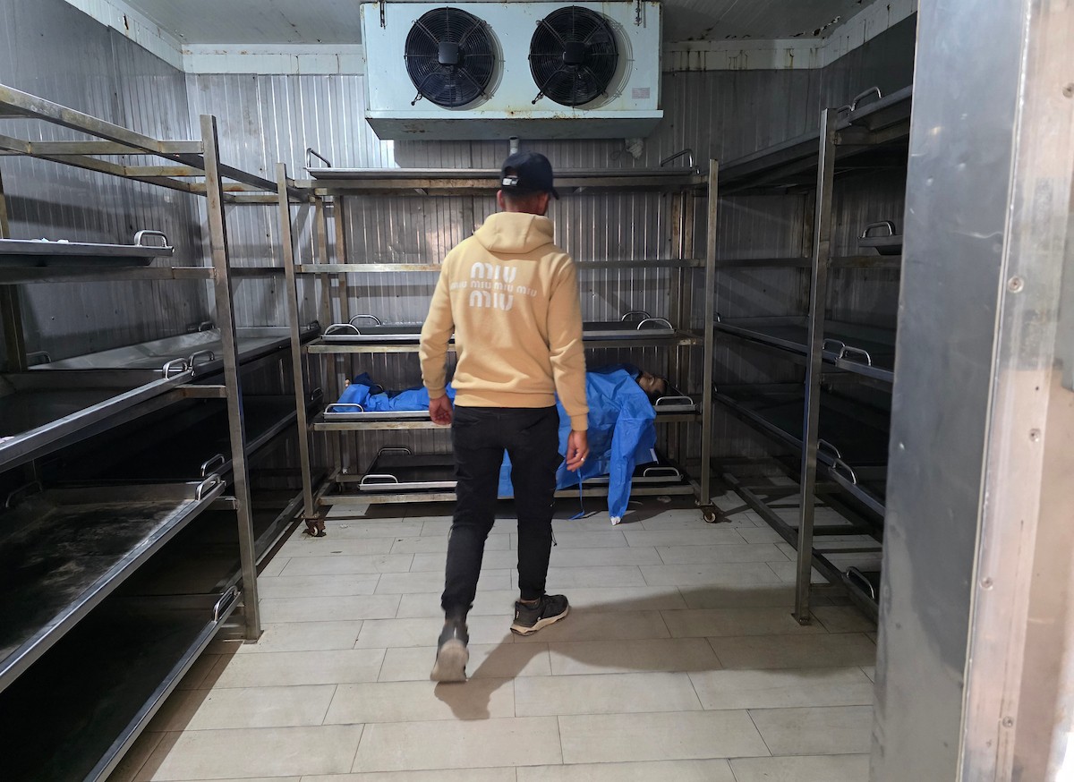 جثمان أمجد الجرف، الذي استشهد بنيران إسرائيلية قرب دوار التحلية شرق خان يونس، في مشرحة مستشفى ناصر، جنوب قطاع غزة، في 27 أبريل/نيسان 2026. (صورة: طارق محمد)