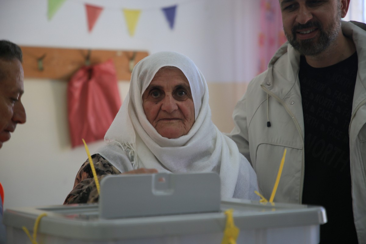 الناخبون الفلسطينيون في مراكز الاقتراع خلال انتخابات المجالس البلدية في بلدة بيت فوريك، شرق نابلس في الضفة الغربية، في 25 أبريل/نيسان 2026( صورة: محمد ناصر)
