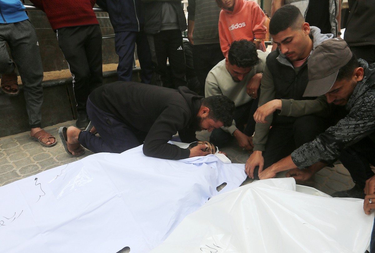 فلسطينيون ينوحون على جثامين مدنيين سقطوا في غارة إسرائيلية شمال قطاع غزة، خلال جنازة أقيمت في مستشفى الشفاء بمدينة غزة، في 26 أبريل/نيسان 2026. صورة: بلال أسامة