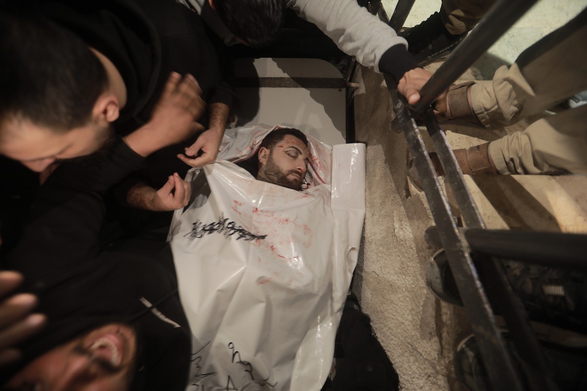 جثمان الزميل الصحفي محمد واشاح، مراسل قناة الجزيرة مباشر، الذي اغتيل في غارة جوية إسرائيلية استهدفت مركبته في شارع رشيد غرب مدينة غزة في 8 أبريل/نيسان 2026. (صورة: بلال أسامة)