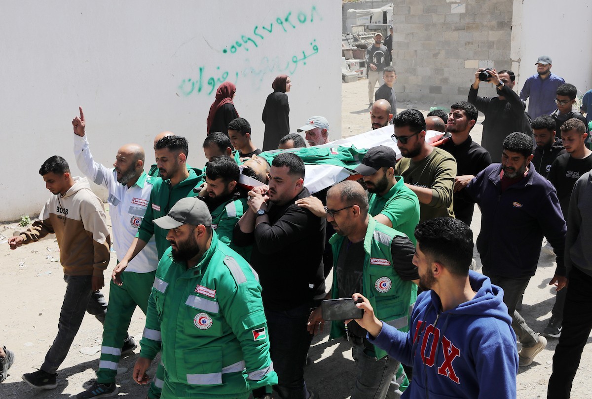 مشيعون فلسطينيون يودعون جثمان المسعف إبراهيم صقر خلال جنازته في مستشفى الشفاء بمدينة غزة في 29 أبريل/نيسان 2026. (صورة: بلال أسامة)