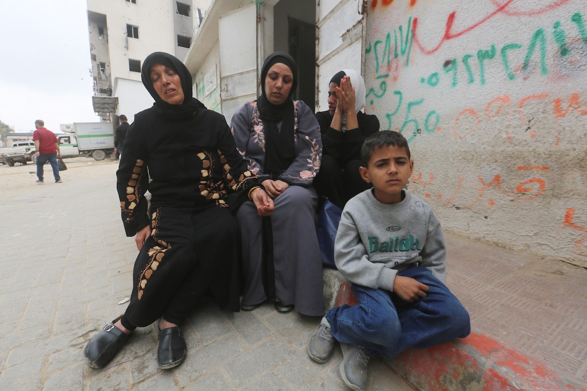 فلسطينيون ينوحون على جثامين مدنيين سقطوا في غارة إسرائيلية شمال قطاع غزة، خلال جنازة أقيمت في مستشفى الشفاء بمدينة غزة، في 26 أبريل/نيسان 2026. صورة: بلال أسامة