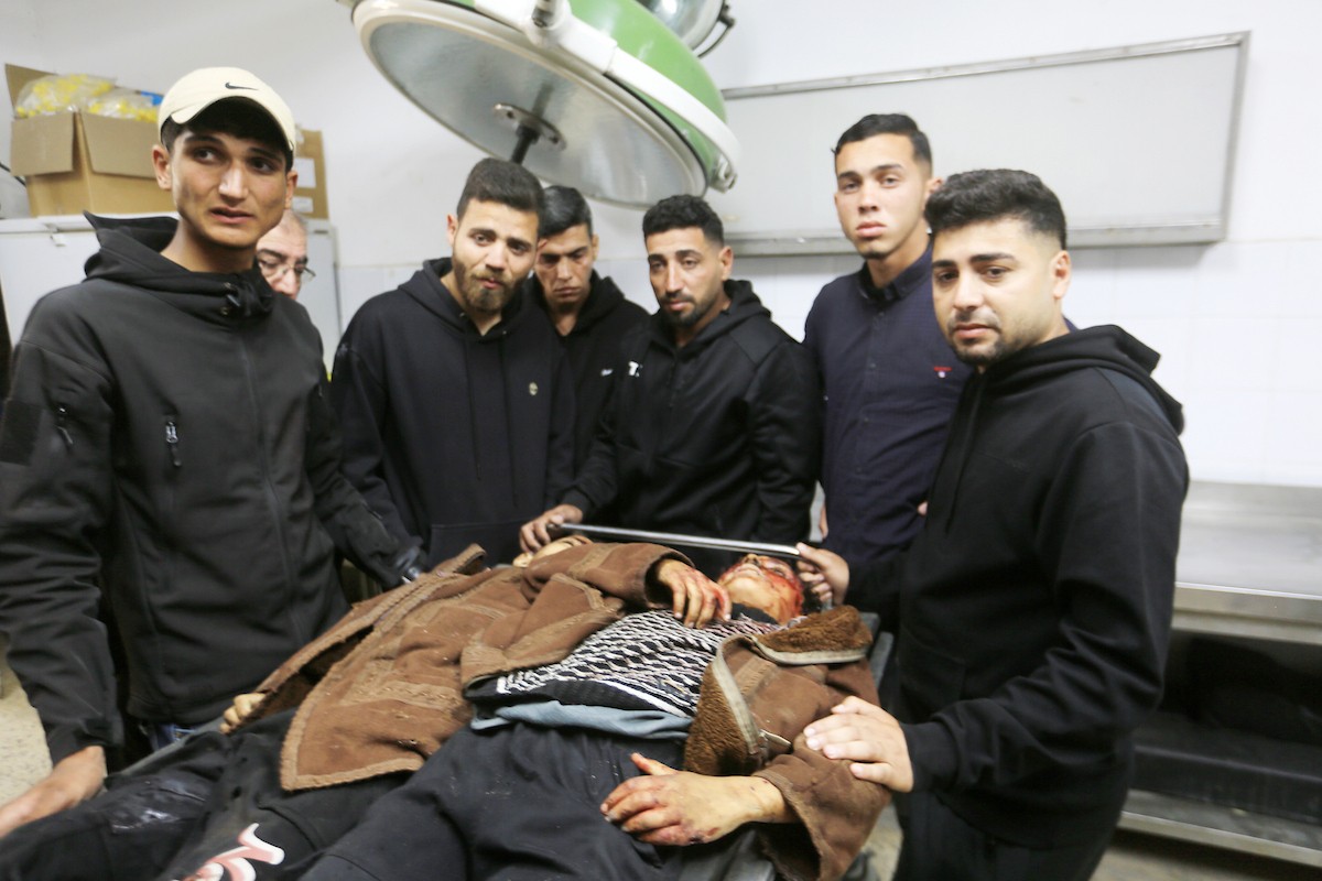 ودّع فلسطينيون جثامين 5 مواطنين بينهم 3 أطفال في مستشفى الشفاء بمدينة غزة، وكانوا قد سقطوا ليلة أمس في غارة إسرائيلية بمنطقة بيت لاهيا شمال قطاع غزة. 23 أبريل/نيسان 2026. صورة: بلال أسامة