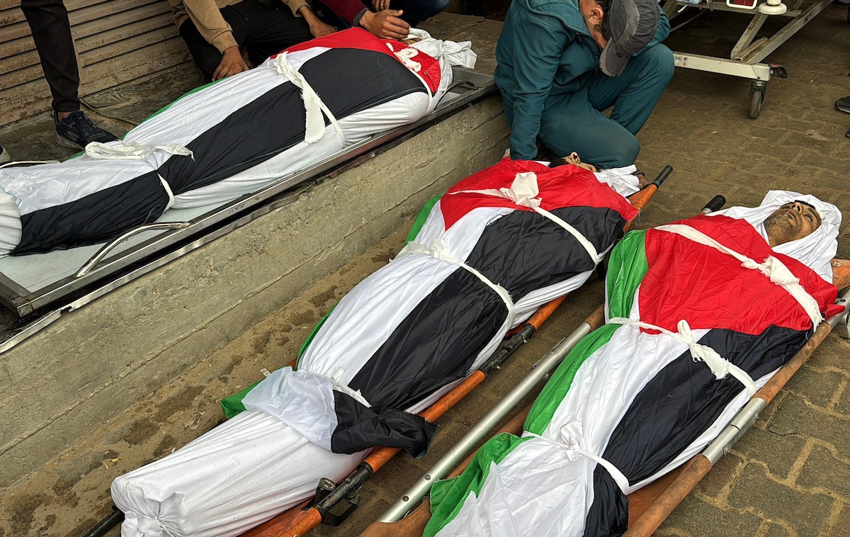 في السابع من أبريل/نيسان 2026، أقارب الضحايا يلقون نظرة أخيرة على جثامين فلسطينيين سقطوا في غارة جوية إسرائيلية شرق مخيم المغازي للاجئين، داخل مستشفى شهداء الأقصى في دير البلح بوسط قطاع غزة.  (صورة: أحمد إبراهيم)