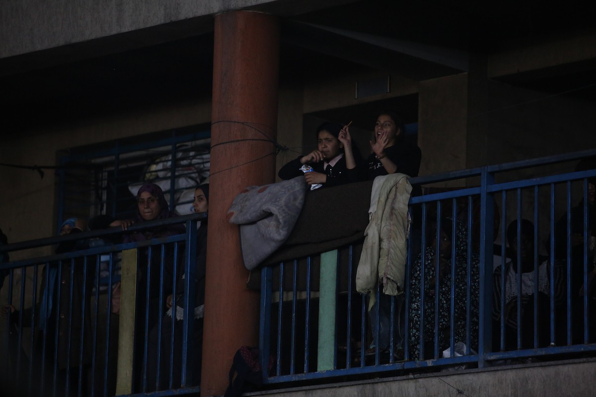 فلسطينيون نازحون يشاركون في حفل زفاف الشاب ماهر حمدية داخل مدرسة حُوّلت إلى مأوى في مخيم النصيرات، وسط قطاع غزة، 26 أبريل/نيسان 2026. (تصوير: حسن الجديدي)