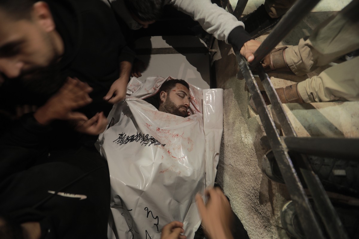 جثمان الزميل الصحفي محمد واشاح، مراسل قناة الجزيرة مباشر، الذي اغتيل في غارة جوية إسرائيلية استهدفت مركبته في شارع رشيد غرب مدينة غزة في 8 أبريل/نيسان 2026. (صورة: بلال أسامة)