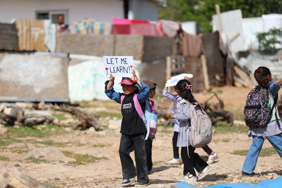 يواصل الطلاب الفلسطينيون اعتصامهم ودراستهم على جانب طريق أغلقه المستوطنون والقوات الإسرائيلية، في قرية أم الخير بمسافر يطا، قضاء الخليل جنوب الضفة الغربية. 26 أبريل/نيسان 2026،(صورة: مأمون وزواز)