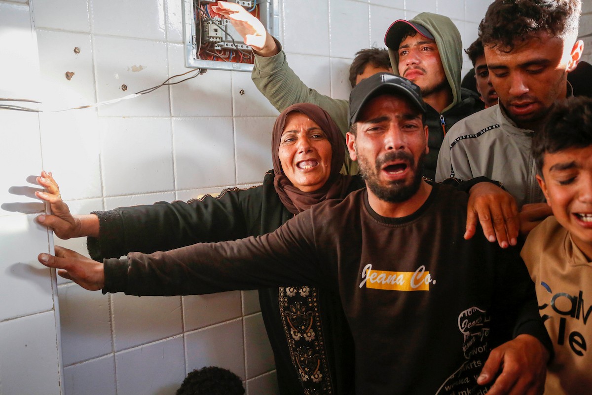 ودّع فلسطينيون عدداً من الجثث في مستشفى شهداء الأقصى بدير البلح. وقد سقط الضحايا جراء القصف الإسرائيلي وإطلاق النار من فصائل مسلحة متعاونة مع الجيش الإسرائيلي، شرق مخيم المغازي وسط قطاع غزة، في 6 أبريل/نيسان 2026. (صورة: أحمد إبراهيم)