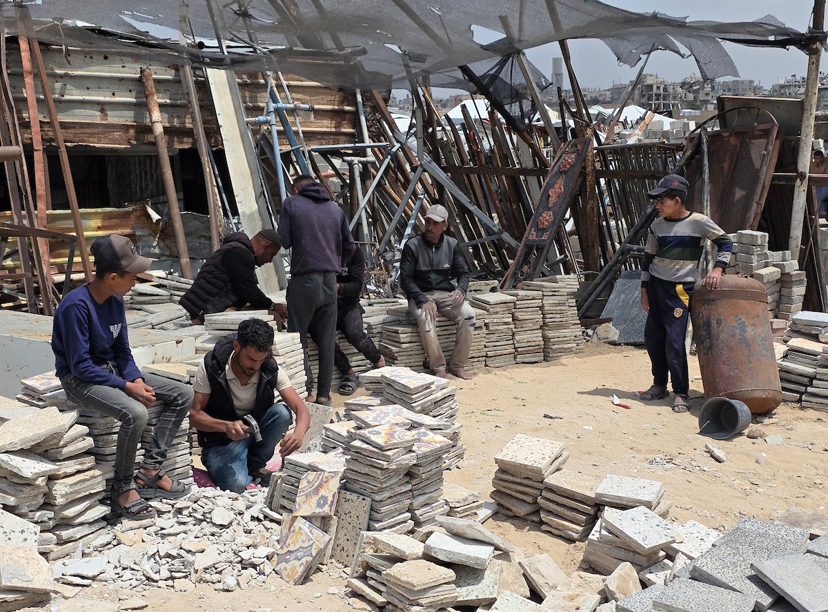 يبيع فلسطينيون موادًا مُستصلحة من أنقاض منازلهم المدمرة، بما في ذلك المعادن والخشب والأبواب ومستلزمات النظافة، في سوق للخردة بمنطقة المواصي في خان يونس جنوب قطاع غزة، في 27 أبريل/نيسان 2026 (صورة: طارق محمد)