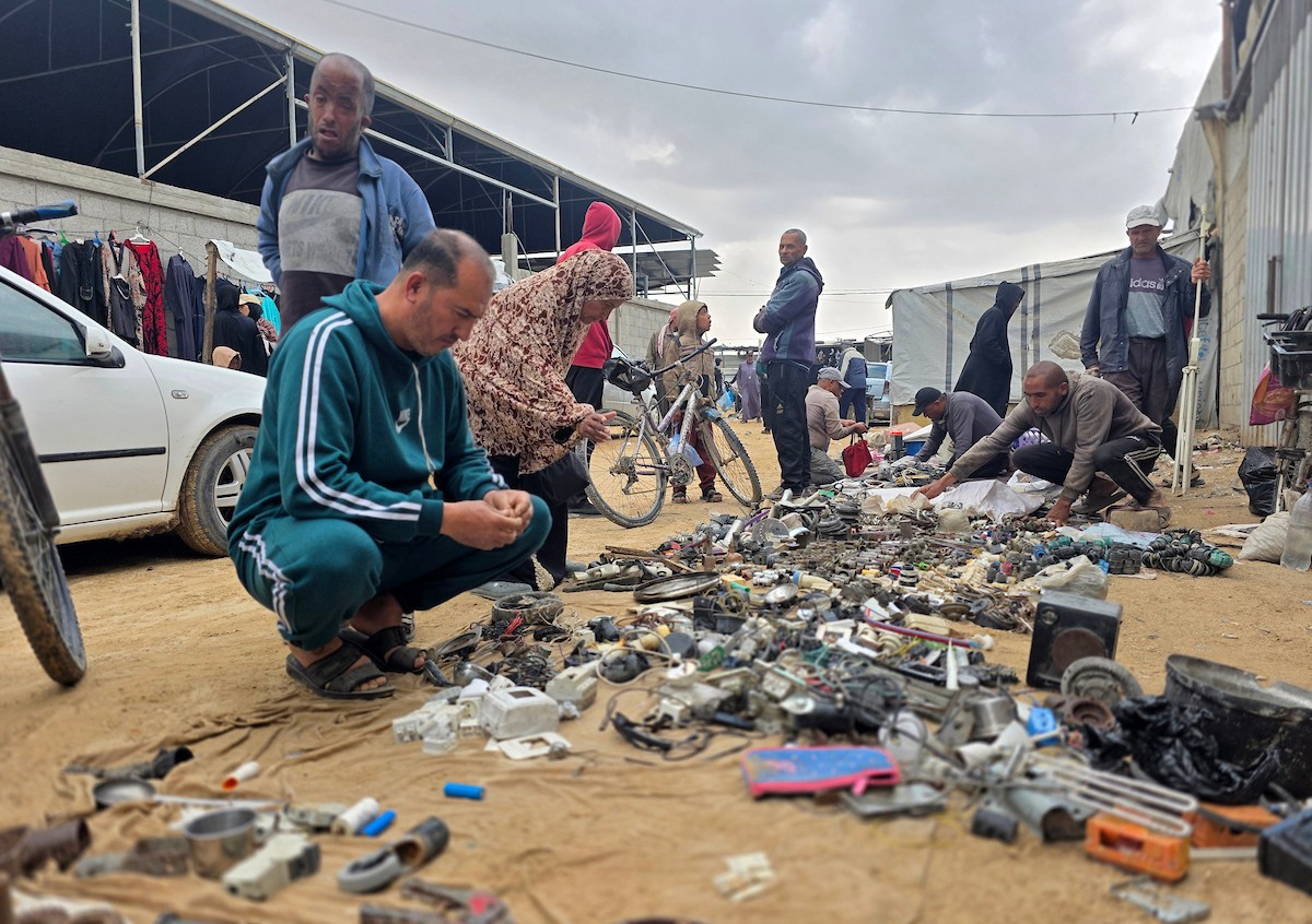 يبيع فلسطينيون موادًا مُستصلحة من أنقاض منازلهم المدمرة، بما في ذلك المعادن والخشب والأبواب ومستلزمات النظافة، في سوق للخردة بمنطقة المواصي في خان يونس جنوب قطاع غزة، في 27 أبريل/نيسان 2026 (صورة: طارق محمد)