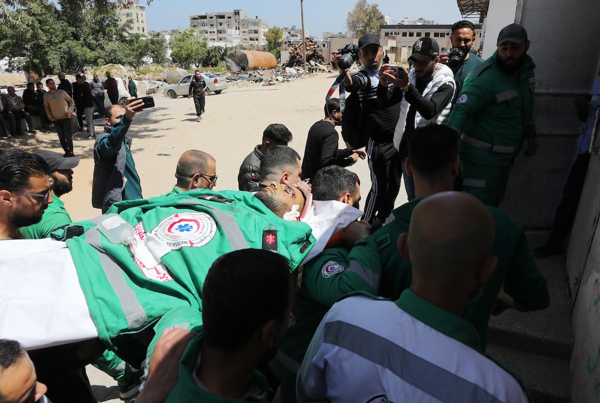 مشيعون فلسطينيون يودعون جثمان المسعف إبراهيم صقر خلال جنازته في مستشفى الشفاء بمدينة غزة في 29 أبريل/نيسان 2026. (صورة: بلال أسامة)