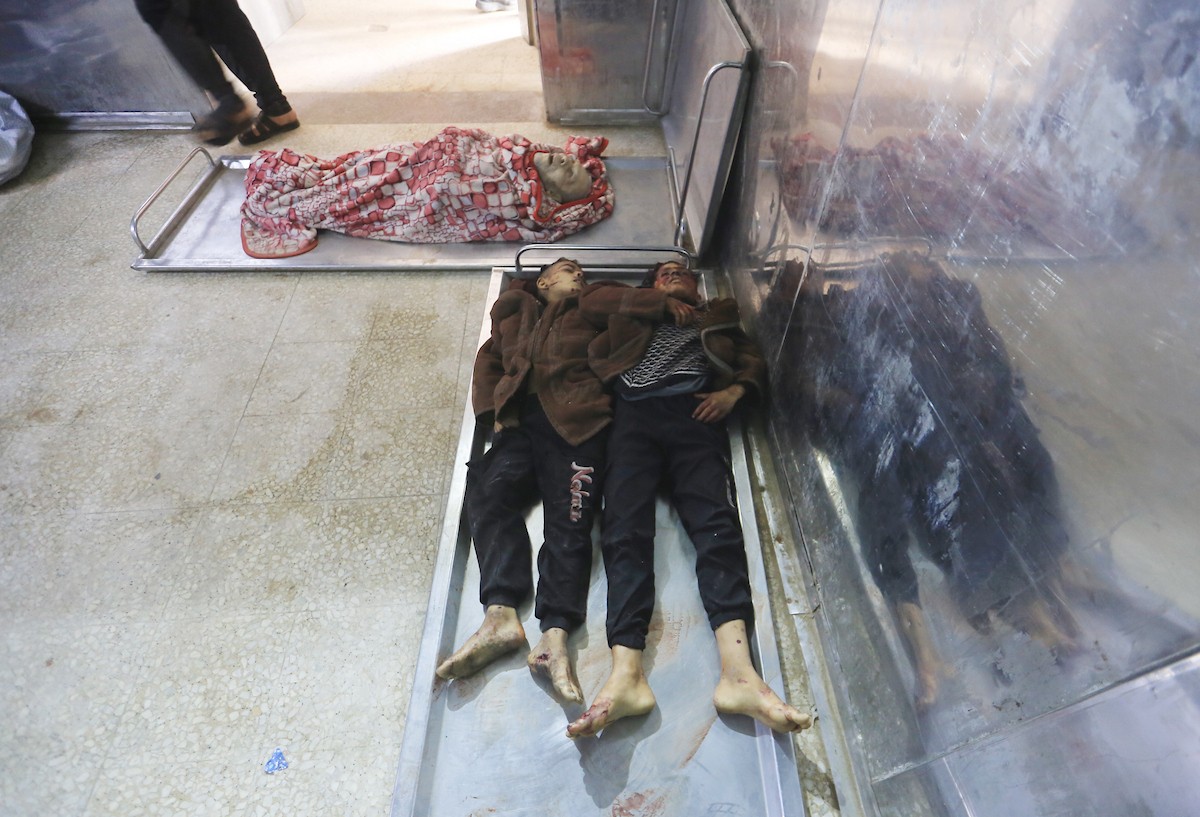 ودّع فلسطينيون جثامين 5 مواطنين بينهم 3 أطفال في مستشفى الشفاء بمدينة غزة، وكانوا قد سقطوا ليلة أمس في غارة إسرائيلية بمنطقة بيت لاهيا شمال قطاع غزة. 23 أبريل/نيسان 2026. صورة: بلال أسامة