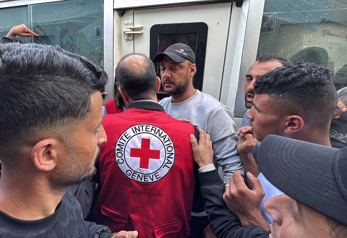 نُقل 24 أسيرًا فلسطينيًا أفرجت عنهم القوات الإسرائيلية إلى مستشفى شهداء الأقصى في دير البلح، وسط قطاع غزة، من قبل اللجنة الدولية للصليب الأحمر في 19 أبريل/نيسان 2026. (صورة: أحمد إبراهيم)