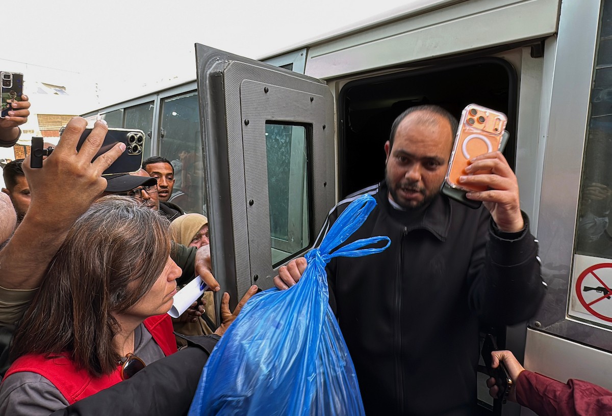 وصل اثنا عشر أسيرًا فلسطينيًا، بينهم امرأة، كانوا قد أُفرج عنهم من سجون الاحتلال الإسرائيلي، إلى مستشفى شهداء الأقصى في دير البلح، وسط قطاع غزة، في 15 أبريل/نيسان 2026، (صورة: أحمد إبراهيم)