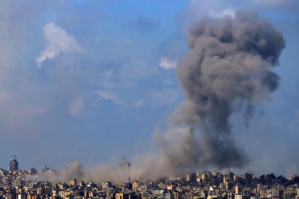 8 أبريل/نيسان 2026، بيروت، لبنان: يتصاعد الدخان من الضاحية الجنوبية لبيروت، معقل حزب الله الموالي لإيران، عقب موجة من الغارات الجوية الإسرائيلية المتزامنة (حقوق الصورة: © مروان نعماني/وكالة الأنباء الألمانية ZUMA Press/APA Images)