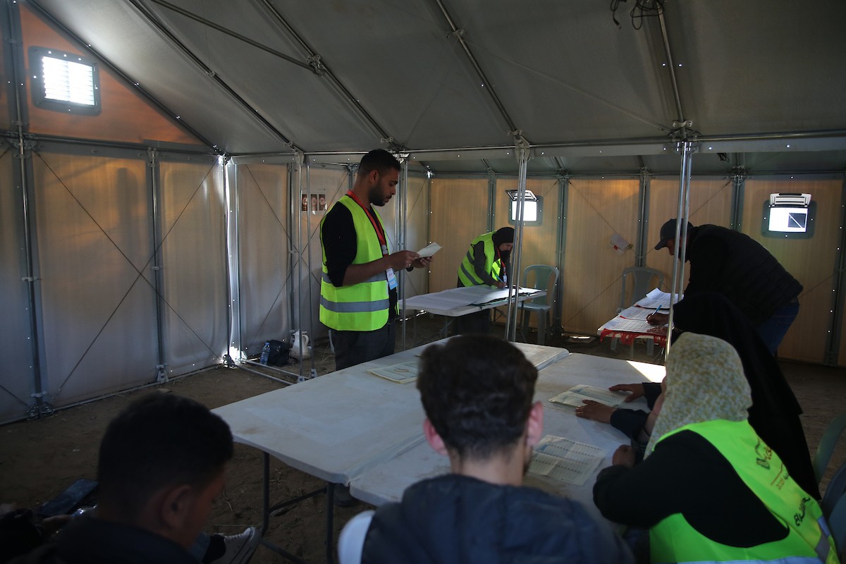 فرز أصوات الناخبين داخل مركز اقتراع في دير البلح، في 25 أبريل/نيسان 2026. وقد جرت الانتخابات البلدية اليوم في الضفة الغربية ووسط قطاع غزة، في أول انتخابات منذ بدء حرب غزة. (صورة: هادي داود)