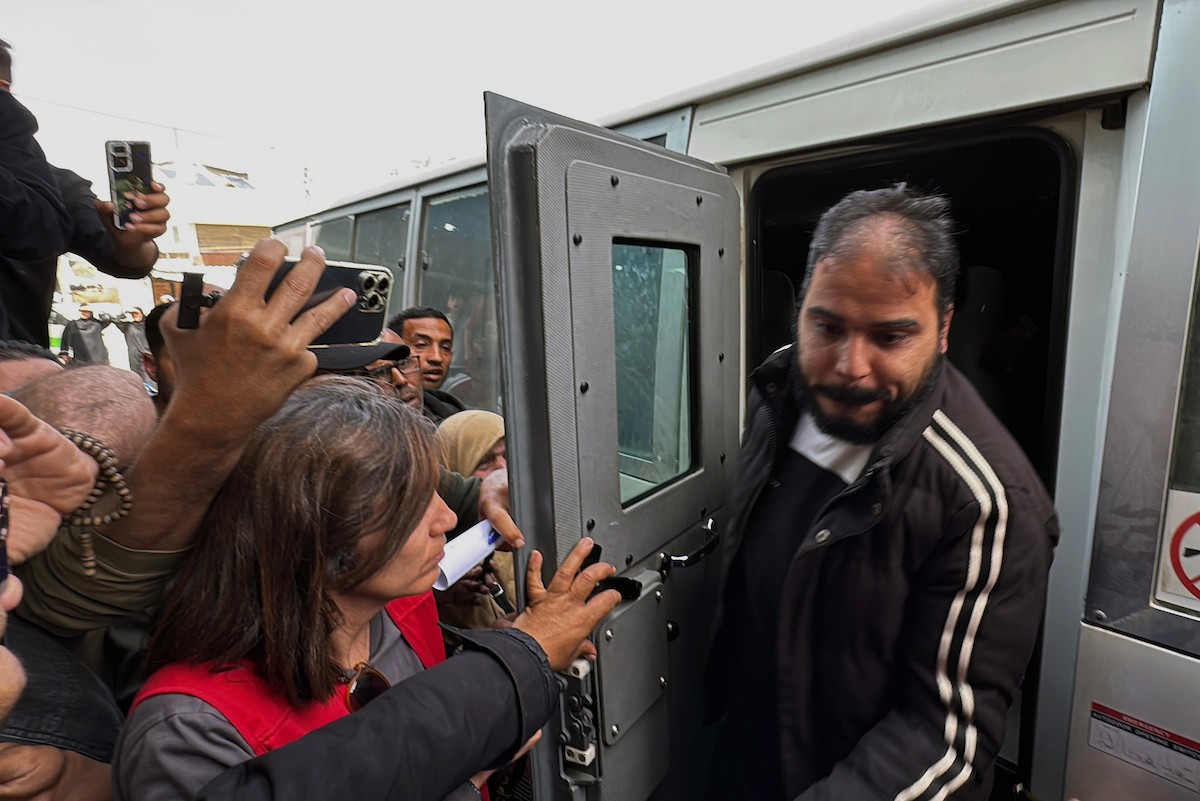 وصل اثنا عشر أسيرًا فلسطينيًا، بينهم امرأة، كانوا قد أُفرج عنهم من سجون الاحتلال الإسرائيلي، إلى مستشفى شهداء الأقصى في دير البلح، وسط قطاع غزة، في 15 أبريل/نيسان 2026، (صورة: أحمد إبراهيم)