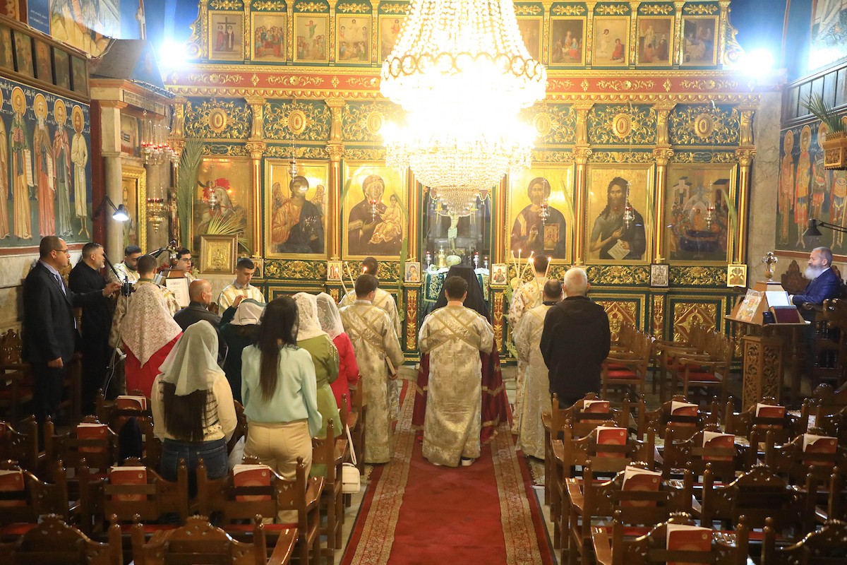 حضر مسيحيون أرثوذكس مقيمون في مدينة غزة، قداسًا في كنيسة القديس بورفيريوس احتفالًا بأحد الشعانين، الذي يُحيي ذكرى دخول السيد المسيح إلى القدس واستقبال الشعب له بأغصان النخيل، 5 أبريل/نيسان 2026. تصوير: هاشم زامو/apaimages