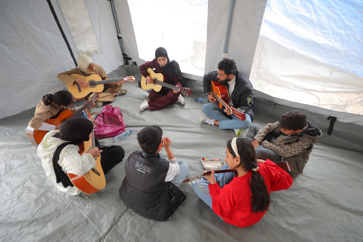 يشارك أطفال فلسطينيون في أنشطة ترفيهية ودعم نفسي اجتماعي في مخيم الزهور للنازحين في مخيم النصيرات للاجئين وسط قطاع غزة. 26 أبريل/نيسان 2026، (تصوير: حسن الجديدي)