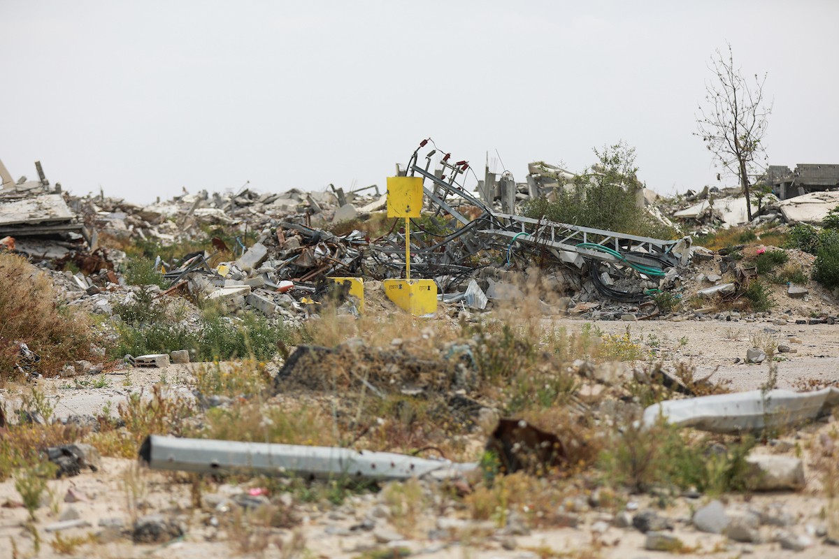 يعيش الفلسطينيون ظروفاً صعبة قرب الخط الأصفر شرق خان يونس، جنوب قطاع غزة، في 27 أبريل/نيسان 2026، حيث يواجهون إطلاق نار متكرر في منطقة تُعتبر خطرة، على طول خط حدودي أعادت القوات الإسرائيلية انتشارها فيه بموجب اتفاق وقف إطلاق النار. (صورة: رمزي أبو عامر)