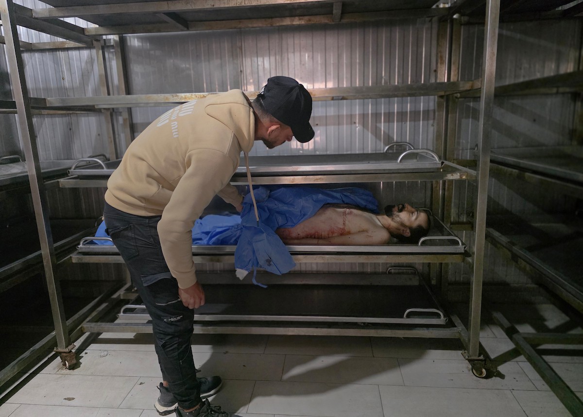 جثمان أمجد الجرف، الذي استشهد بنيران إسرائيلية قرب دوار التحلية شرق خان يونس، في مشرحة مستشفى ناصر، جنوب قطاع غزة، في 27 أبريل/نيسان 2026. (صورة: طارق محمد)