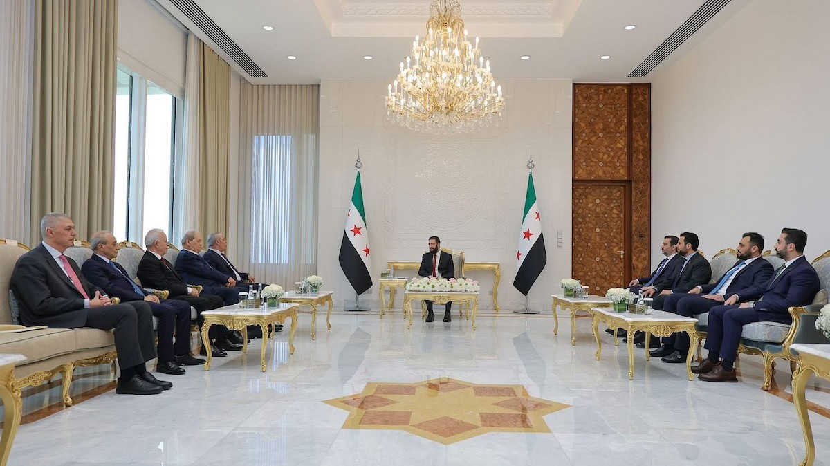 التقى نائب الرئيس الفلسطيني حسين الشيخ الرئيس السوري أحمد الشرع في القصر الشعبي بدمشق، سوريا، في 29 أبريل/نيسان 2026. (صورة من مكتب حسين الشيخ)