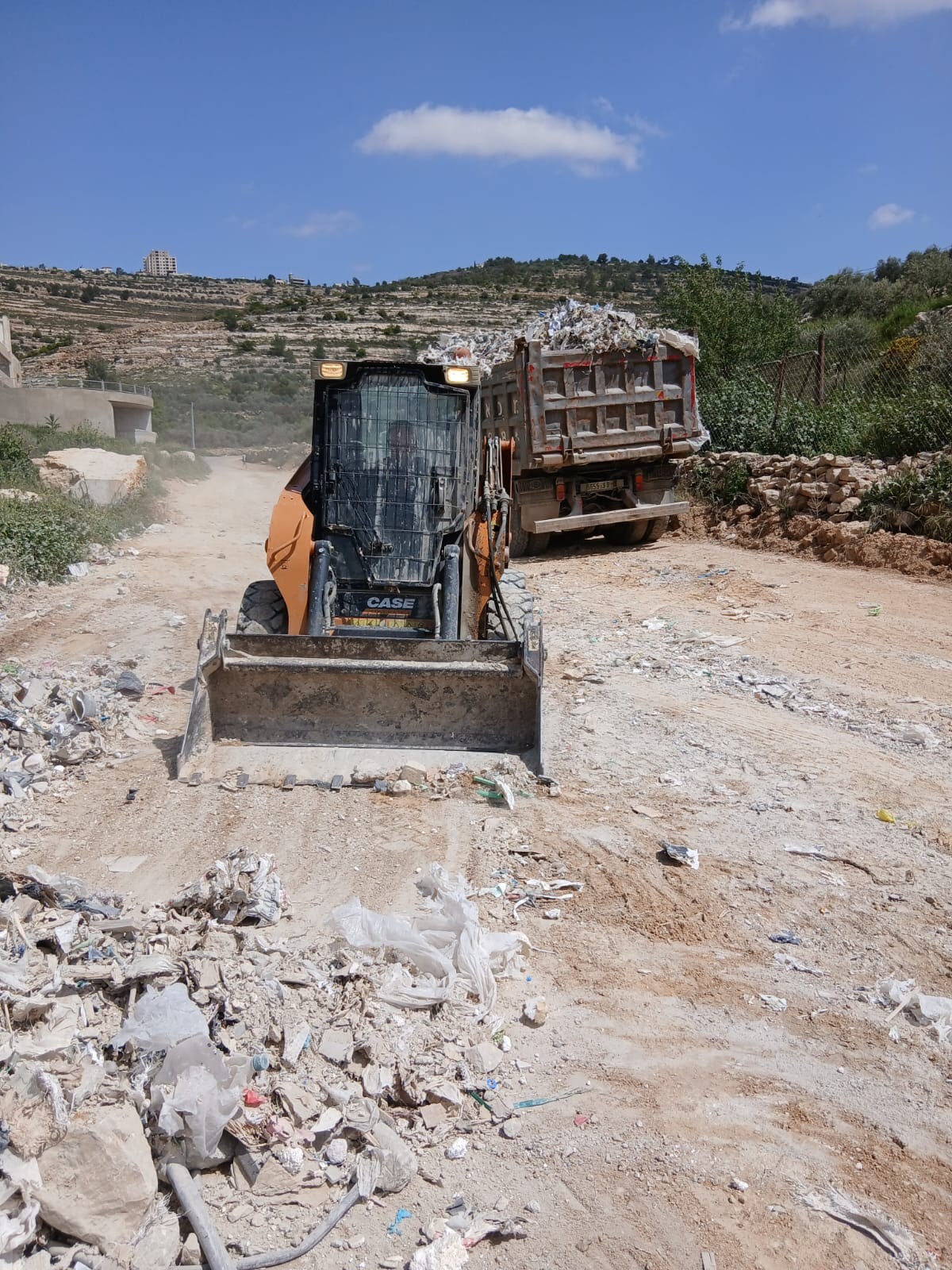 سلطة جودة البيئة تستجيب لمناشدة المواطنين في بلدة بدو وتزيل بؤرة نفايات عشوائي