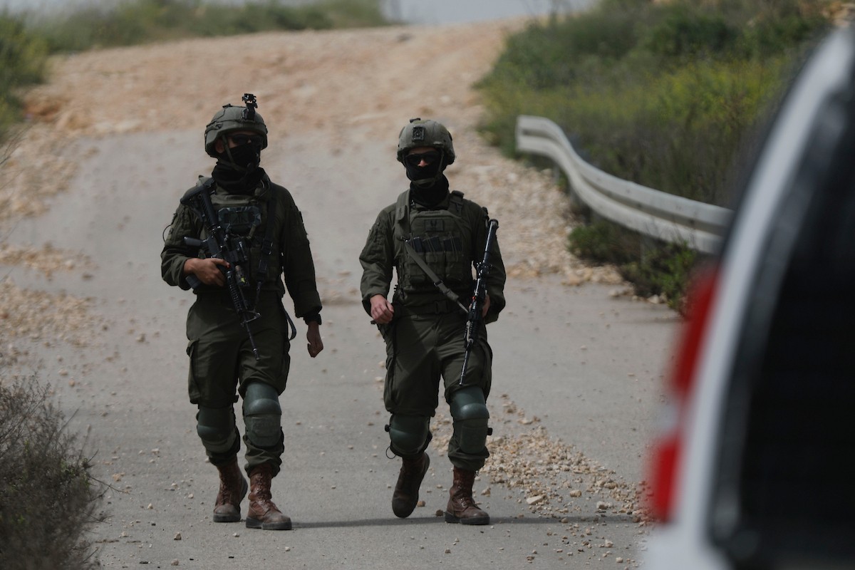 يحاول فلسطينيون الوصول إلى أراضيهم الزراعية في بلدة حلحول شمال الخليل جنوب الضفة الغربية، إلا أن الجيش الإسرائيلي يمنعهم من ذلك، وفق ما أفاد به شهود عيان،  17 أبريل/نيسان 2026. صورة: مأمون وزواز