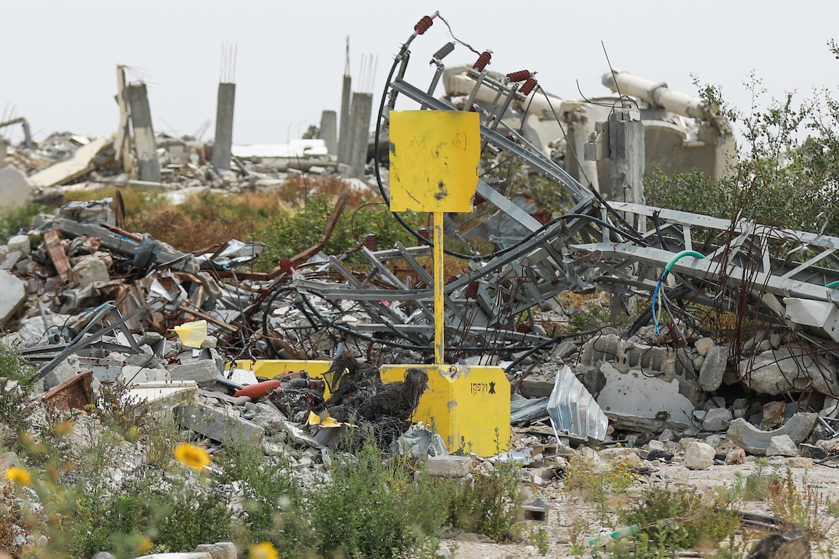 يعيش الفلسطينيون ظروفاً صعبة قرب الخط الأصفر شرق خان يونس، جنوب قطاع غزة، في 27 أبريل/نيسان 2026، حيث يواجهون إطلاق نار متكرر في منطقة تُعتبر خطرة، على طول خط حدودي أعادت القوات الإسرائيلية انتشارها فيه بموجب اتفاق وقف إطلاق النار. (صورة: رمزي أبو عامر)